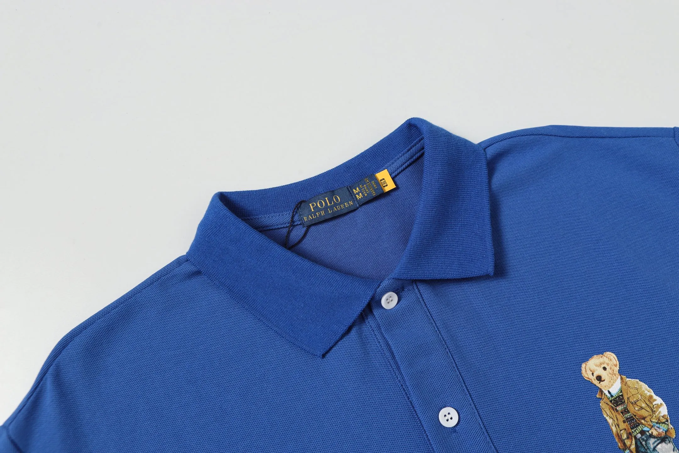 P156 Style number: A016 [Ralph Lauren classic bear print Polo shirt] ✅250 grams of fine cotton pique fabric, custom-woven and dyed threads ✅Original stickers Scan the QR code to enter the official website ✅Large version, loose and stylish, can wear up to 210 pounds Color: black, white, navy, blue, sky blue, dark gray, floral gray Size: S-XL